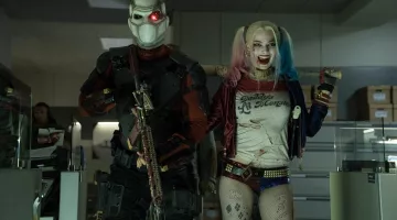 Pantalones cortos rojos y azules de dos tonos de Harley Quinn (Margot Robbie) en Suicide Squad