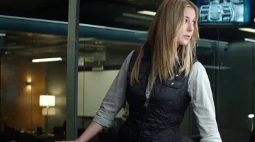 Chaqueta sin mangas de Sharon Carter (Emily VanCamp) en Captain America: Civil War