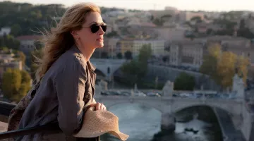 Sunglasses Ray Ban, Liz Gilbert (Julia Roberts) in Eat, pray, love