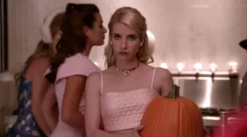 Crop top de Chanel (Emma Roberts) en Scream Queens S01E03