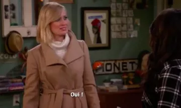 Manteau beige de Caroline dans 2 Broke Girls