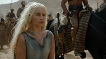 Le collier Dragon de Khaleesi (Emilia Clarke) dans Juego de Tronos S06