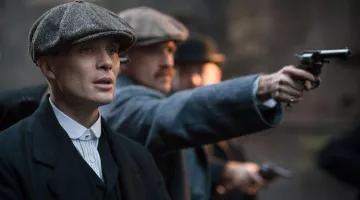 La casquette style "baker boy" portée par Thomas Shelby (Cillian Murphy) dans la série Peaky Blinders (Saison 1 Épisode 1)