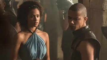 La túnica azul de Missandei (Nathalie Emmanuel) en Juego de Tronos S07E02