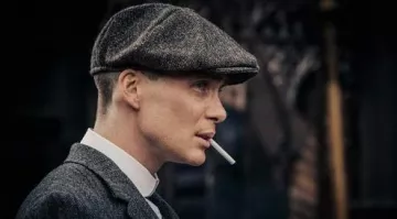 La gorra gris plana usada por Thomas Shelby (Cillian Murphy) en la serie Peaky Blinders (Temporada 1 Episodio 1)