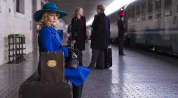 Le trench coat bleu royal du Dr Bedelia Du Maurier (Gillian Anderson) dans la saison 3 d'Hannibal