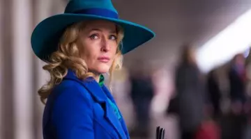 Le trenchcoat bleu royla du Dr. Bedelia Du Maurier (Gillian Anderson) dans Hannibal