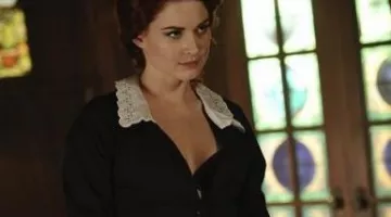 El atuendo de sirvienta de Moira O'hara (Alexandra Breckenridge) en la historia de terror estadounidense