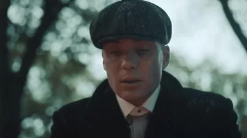 La gorra estilo gavroche usada por Tommy Shelby (Cillian Murphy) en la serie Peaky Blinders (S03E04)