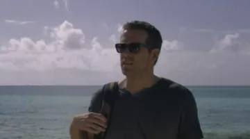 Las gafas de sol de Ryan Reynolds en la playa en SelfLess