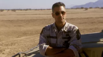 Las gafas de sol de Archie Gates (George Clooney) en Kings of the Desert