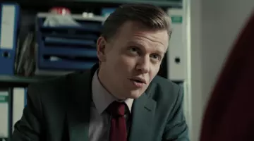 La cravate de Brecht (Alex Lutz) dans Un petit boulot