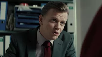 La corbata de Brecht (Alex Lutz) en Un pequeño trabajo