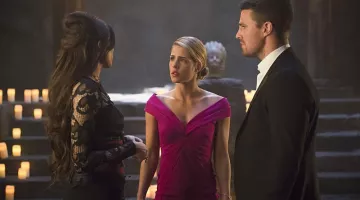 Vestido de noche de Felicity Smoak (Emily Bett Rickards) en Arrow