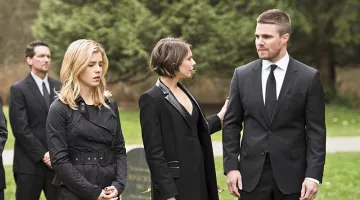 Manteau noir long de Thea Queen (Willa Holland) dans Arrow