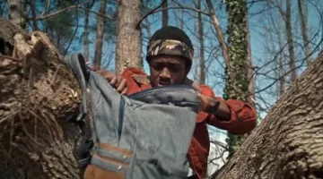 El pañuelo militar de Lucas (Caleb McLaughlin) en Stranger Things
