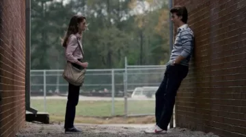 The shoes Ked's of Nancy Wheeler (Natalia Dyer) in Stranger Things S01E04