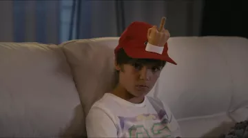 La casquette de Remi Schaudel (Enzo Tomasini) dans Babysitting