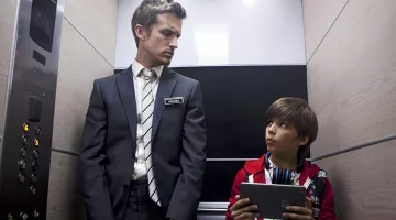 La tableta HP de Remi Schaudel (Enzo Tomasini) en Niñera