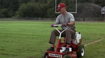 The mower Snapper Forrest Gump (Tom Hanks) in Forrest Gump
