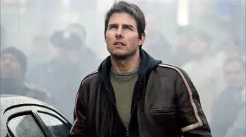 The leather bomber jacket Belstaff of Ray Ferrier (Tom Cruise) in war of The worlds