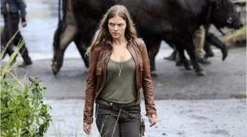 La chaqueta de cuero que lleva Charlie Matheson (Tracy Spiridakos) en Revolution S01E01