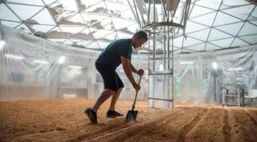 The shovel of Mark Watney (Matt Damon) in a Single on March