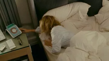 The radio alarm Sony of Amanda Woods (Cameron Diaz) in The Holiday