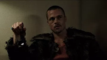 Le manteau en fourrure de Tyler Durden (Brad Pitt) dans Fight Club