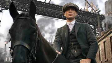 La casquette "baker Boy" portée par Thomas Shelby (Cillian Murphy) dans la série Peaky Blinders (S01E01)