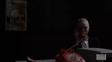 El póster "Hang in There" en Mr. Robot