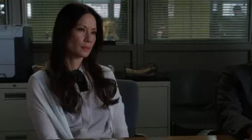 The bow tie black Dr.. Joan Watson (Lucy Liu) in Elementary S03E24