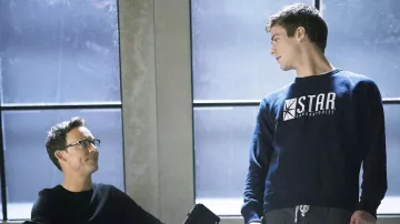 Le sweatshirt bleu marine "Star Laboratories" porté par Barry Allen (Grant Gustin) dans The Flash S01E01