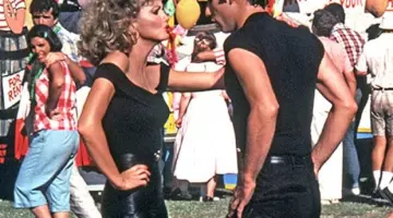 La combinaison noire de Sandy Olssen (Olivia Newton-John) dans Grease