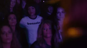 Le t-shirt Urban Outfitters "Bonsoir" dans Easy (S01E02)