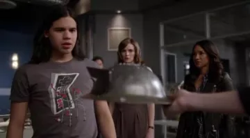 Camiseta Old Gamer/Old NES de Cisco Ramon en The Flash S02E16