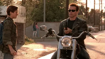 Les lunettes de soleil Persol 2569 du T-800 (Arnold Schwarzenegger) dans Terminator 2