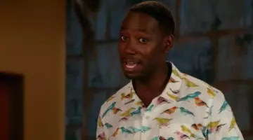 La chemise hawaïenne de Winston Schmidt (Max Greenfield) dans New Girl S04E02