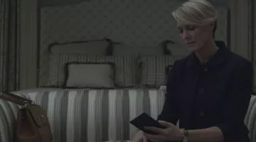 The mobile phone is One More of claire Underwood (Robin Wright) in House of Cards S04E02