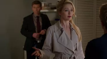The trench coat Babaton Shelby Wyatt (Johanna Braddy) in Quantico