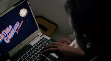 The PC Samsung Mobile of Mark Watney (Matt Damon) in a Single on March