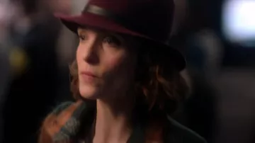 The felt hat burgundy Agnès (Alix Poisson) in Quadras S01E02