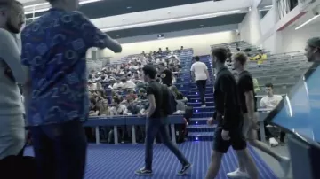 Les chaussures Vans U Sk8 Hi dans le clip Personne de Bigflo & Oli