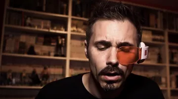 The sensor Plaster (Kevin Lepape) in Noob S06E03