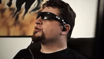 Glasses headphone audio Tenshirock The Haker (Pierre-André Grasseler) in Noob S06E05