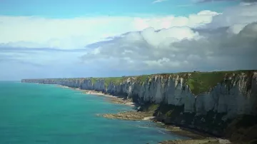 Les Falaises d'Etretat en Normandie ou se téléporte Gaea dans la saison 7 de Noob