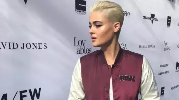 Le bomber G-Star RAW bordeaux de Stephania Ferrario lors de l'opening de la Fashion week de Melbourne le 1er septembre 2017