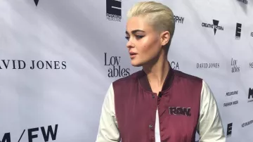 El bombardero en bruto G-Star granate de Stephania Ferrario en la inauguración de la Semana de la Moda de Melbourne