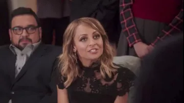 Le top en dentelle de Portia Scott-Griffith (Nicole Richie) dans Great News S01 E10