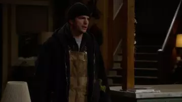 La salopette Carhartt de Colt Bennett (Ashton Kutcher) dans The Ranch S02E06